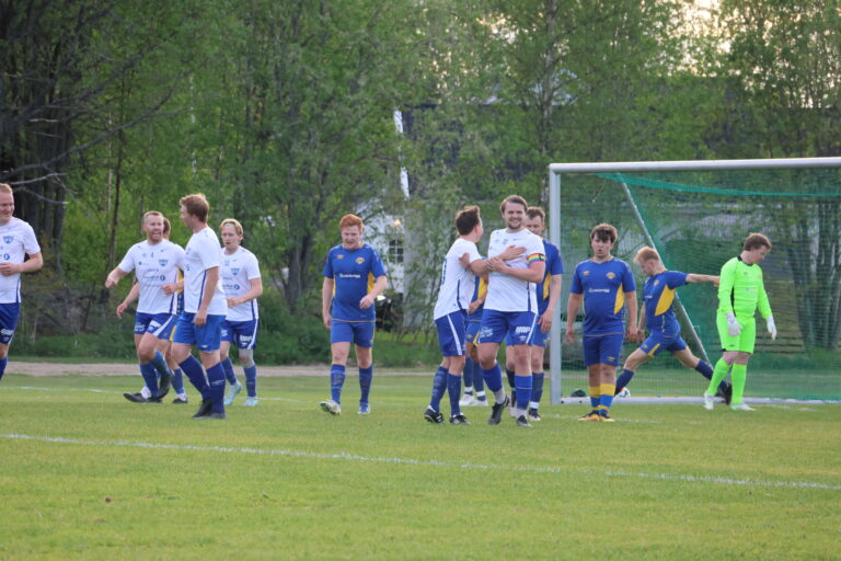 Eidskog og Sondre Fjeld Muri kan juble etter å ha scoret 1-1 målet i kampen mot Brandval som endte 2-2.