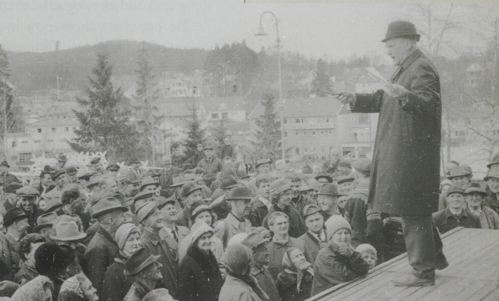 Mats Gullikstad fra Kongsvinger museum viser frem de nye skiltene som viser frem Byparkens historie. Det er totalt åtte skilt som nå henger der.