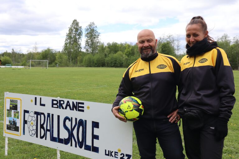 Ildsjelene Ulf og Marita Bråten ønsker velkommen til fotballskole på Braneplassen i uke 27.