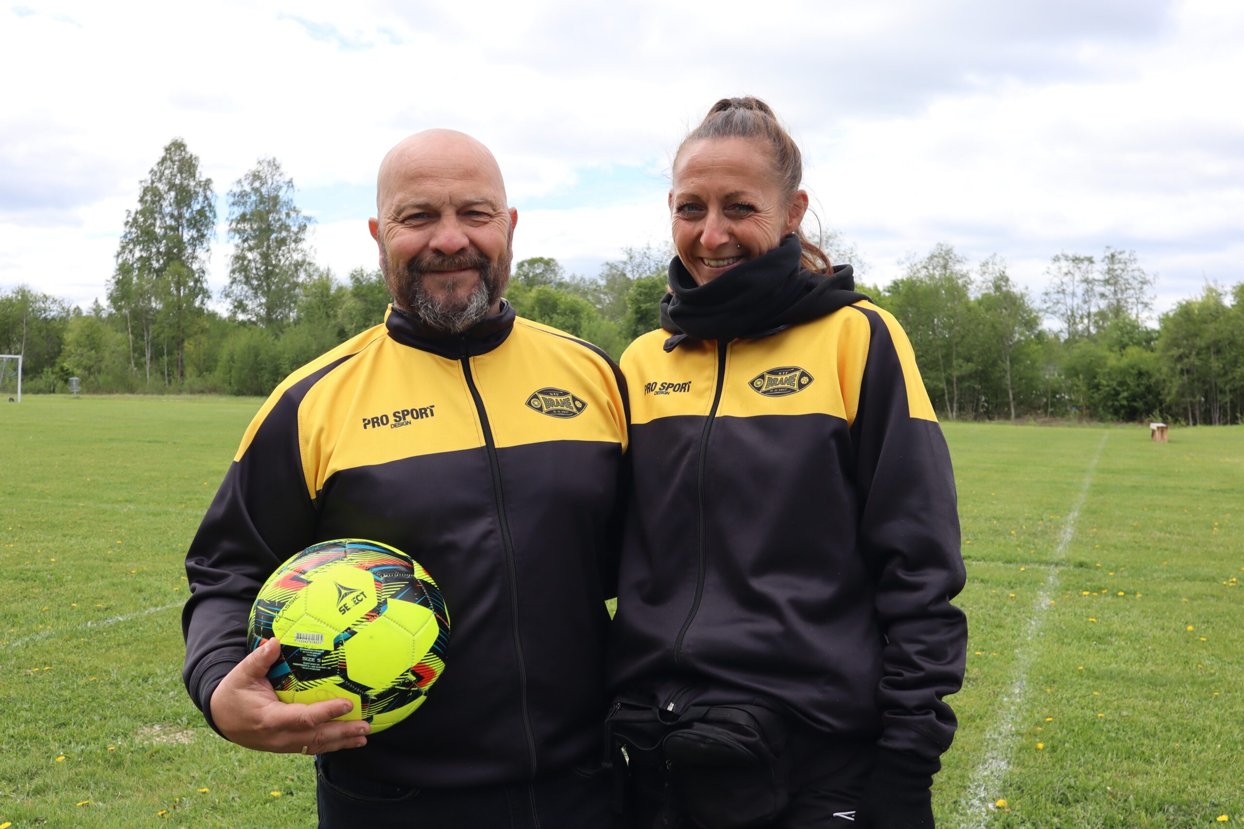 Ulf og Marita Bråten gleder seg til årets fotballskole går av stabelen på Braneplassen 30. juni til 2. juli.