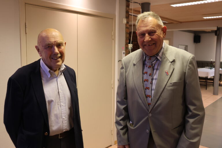 Hans-Otto Bjørnstadhaugen og Johan Aarskog kunne ønske Glåmdal Utstyrs og Motorhistorisk Forenings medlemmer velkommen tl jubileumsfeiring.