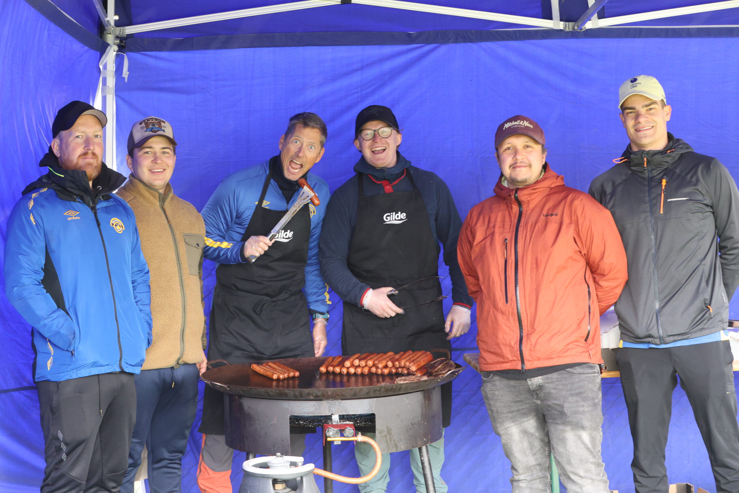 Ronny Wilberg, Nicolay Stolt, Tage Nilsen, Jonas Bj&oslash;rge Paulsen, Dag Olav Bergersen og Stian Nerg&aring;rd s&oslash;rget for at det var nok av mat til spillerne og publikum p&aring; Brandval cup.