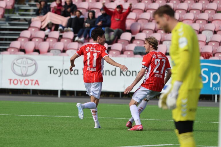 Noa Williams feiret sammen med Andreas Dybevik som la til rette for kampens første scoring.