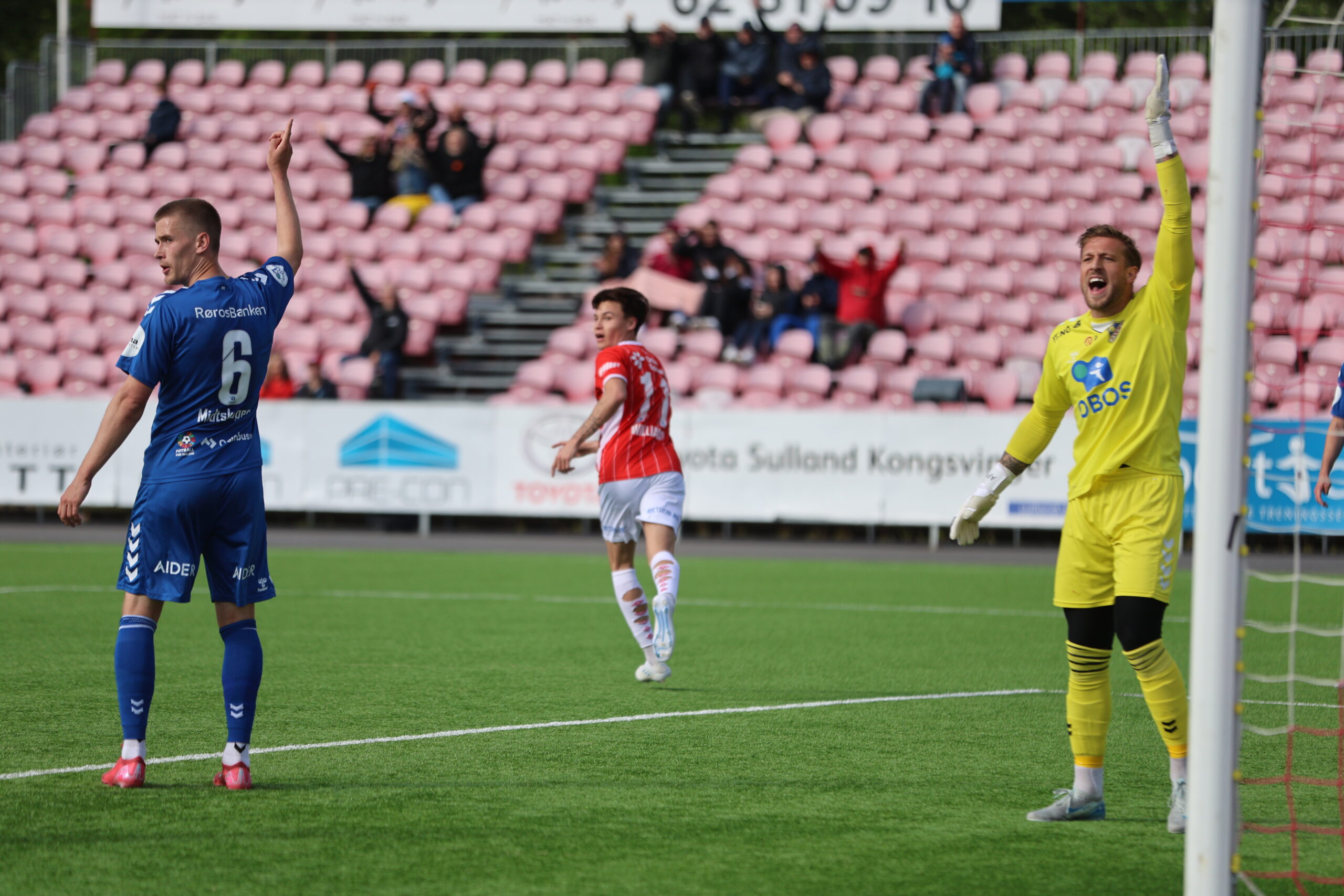 Lyn-spillerne håpet på at målet skulle bli annullert. Noa Williams så med en gang på assistentdommeren for å sjekke om det ble godkjent scoring.