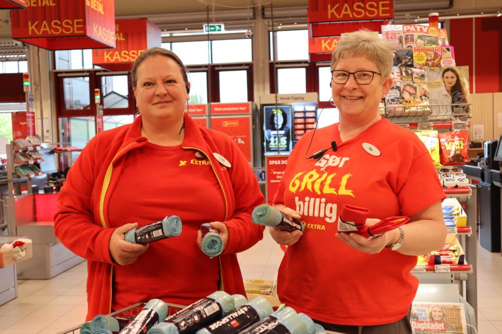 Butikksjef ved Extra Kongsvinger, Linda Børrud (t.v.) og Rita Skauby har solgt mye mindre plastposer de siste ukene.