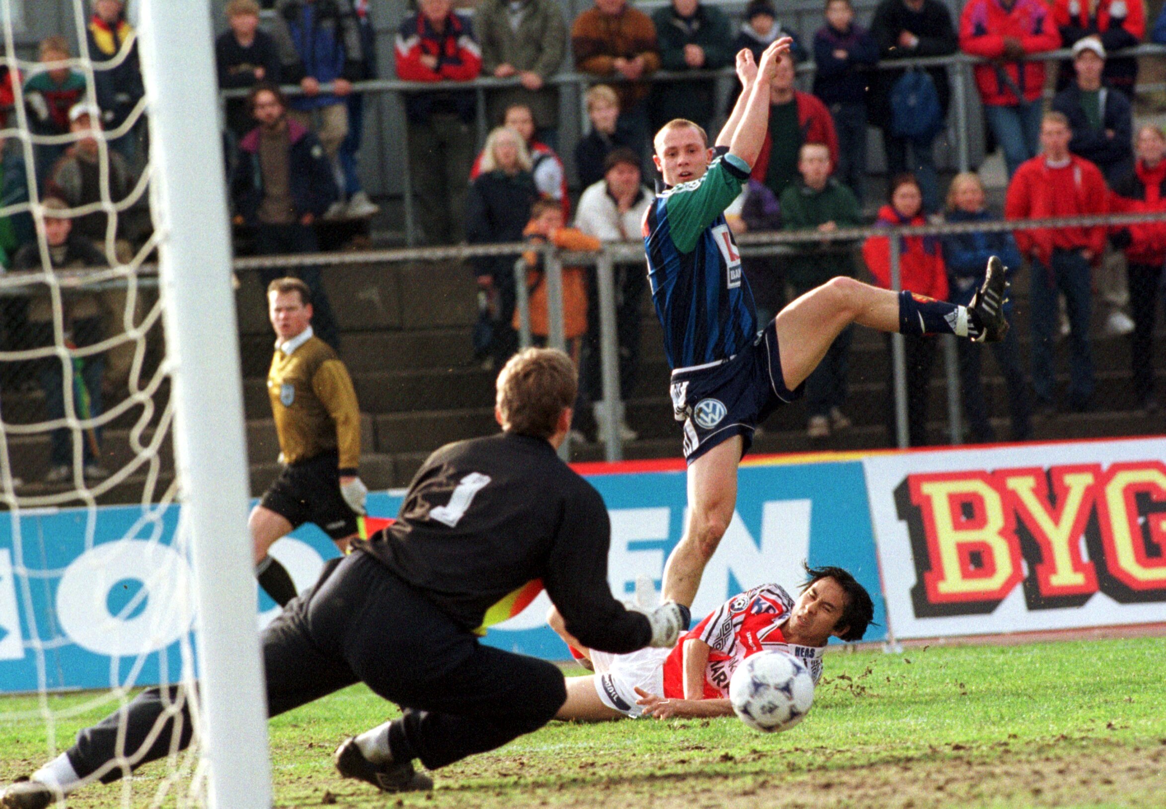 Hai Ngoc Tran h&aring;per p&aring; et bedre resultat enn fra denne kampen han spilte mot Stab&aelig;k p&aring; Nadderud stadion i 1998. Her pr&oslash;ver han og keeper Ole Arvid Langnes &aring; stoppe et skudd fra Thomas Finstad.