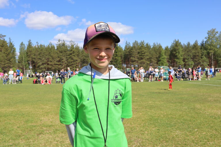 Kaspian Smeby-Ryen har ikke fylt 12 år enda, men er likevel aktiv som fotballdommer. I helgen tok han utfordringen om å dømme kamper i Grensecupen på strak arm.