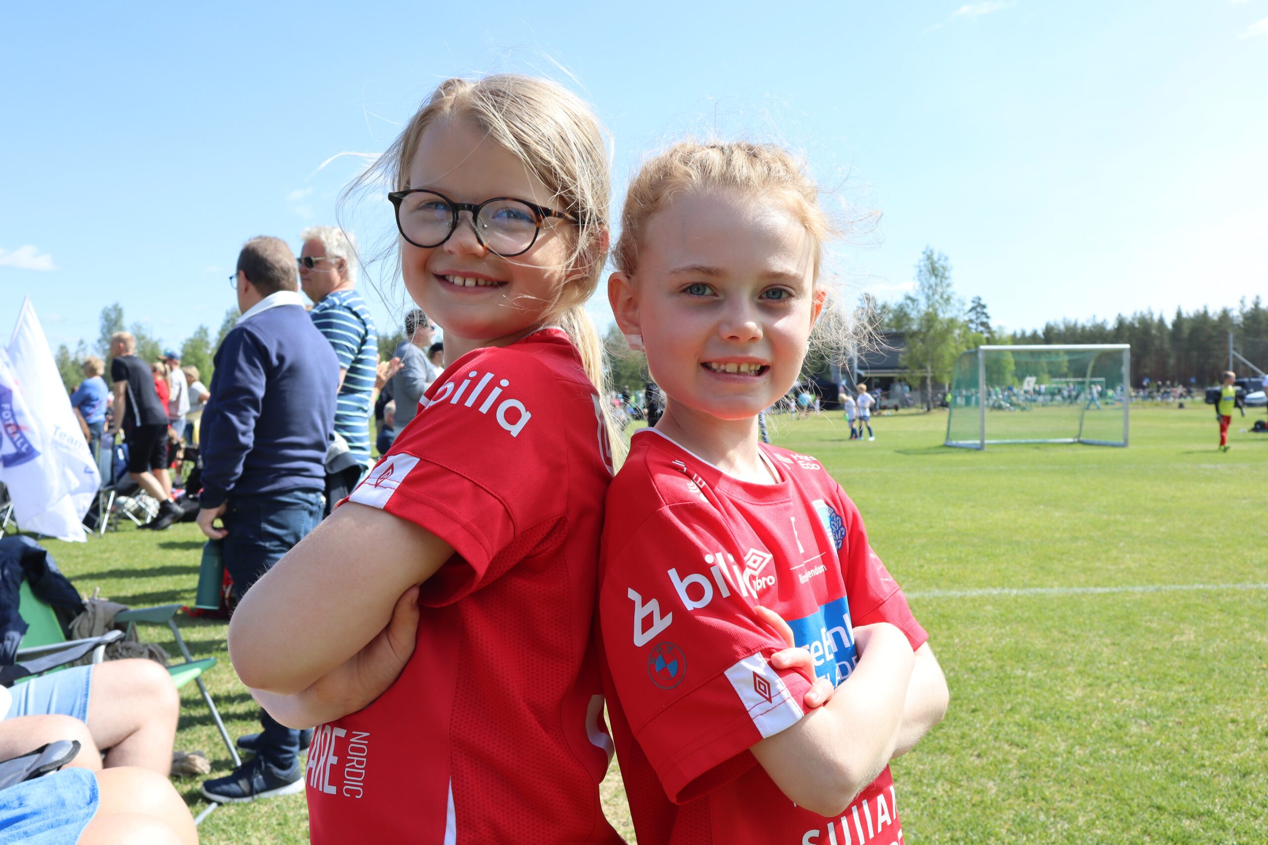 Kaia Kornelia Smeby-Ryen (8) og Elea Rybråten Lein (7) synes det er kjempegøy å spille fotball, og storkoste seg under cupen på Magnor.