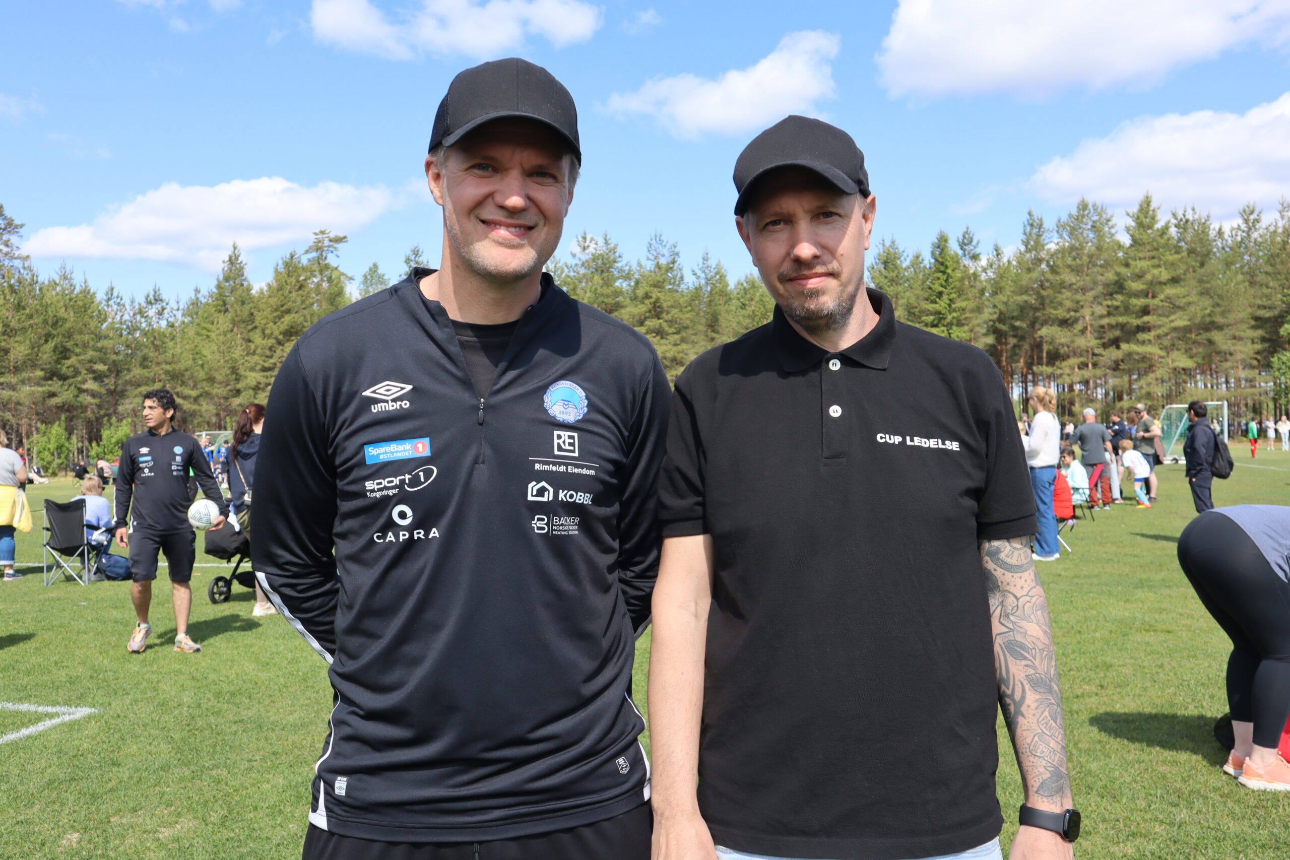 Kai Olav Ryen (t.v) steppet inn som trener for en dag, og leder for Grensecupen, Tom Røhr var godt fornøyd under fottballcupen den siste lørdagen i mai.