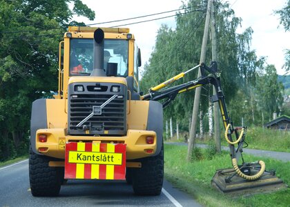 Snart kan du møte på en slik maskin langs fylkesvegene. Kantklippingen av fylkesvegene starter denne uka, opplyser Innlandet fylkeskommune.