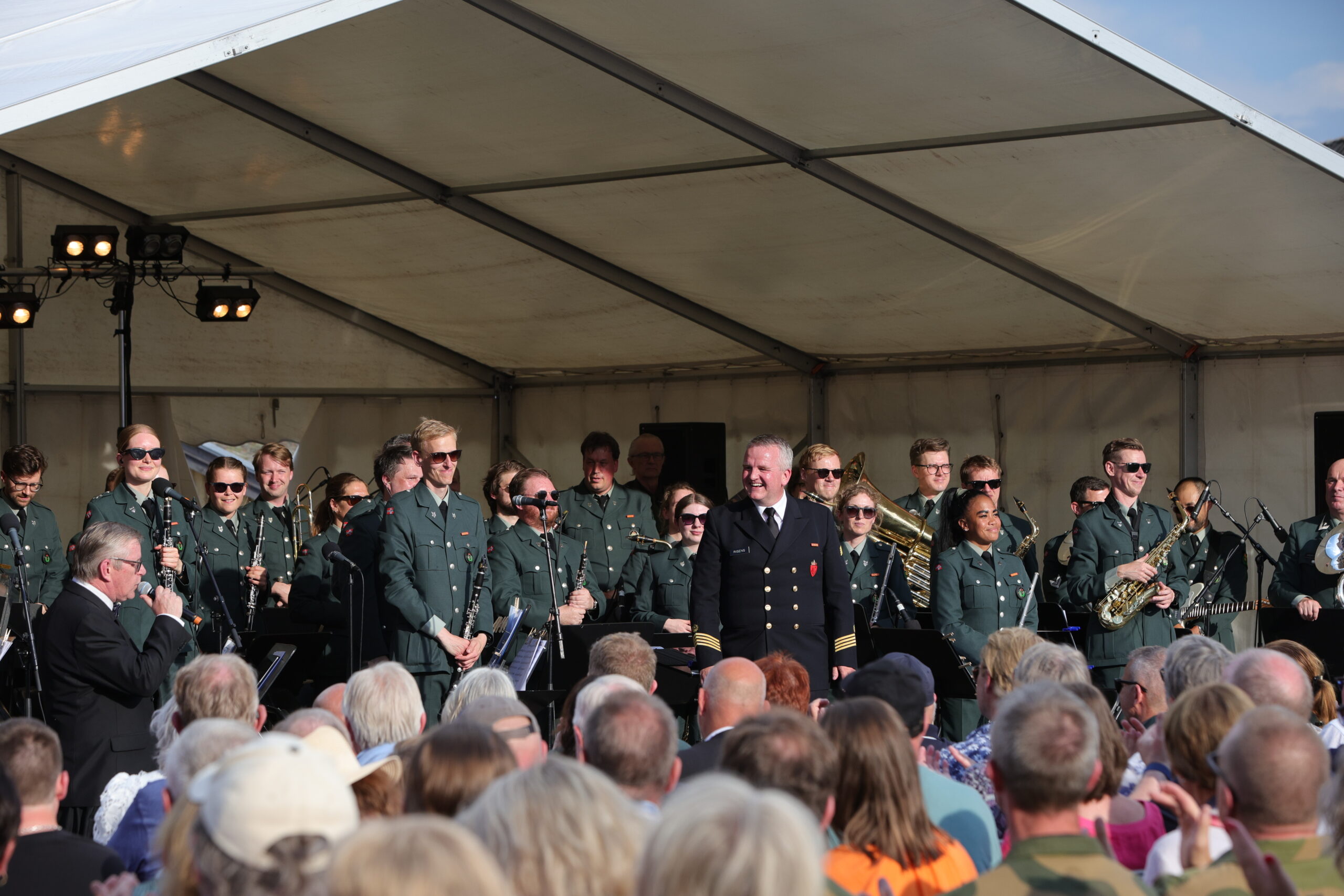 Heimvernets musikkorps, ledet av orlogsmester Bjarne Riseng