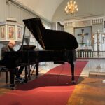 Pianisten Tor Einar Bekken er klar for to konserter i Kongsvinger. Senere i sommer medvirker han også i spelet Årringer på Austmarka.