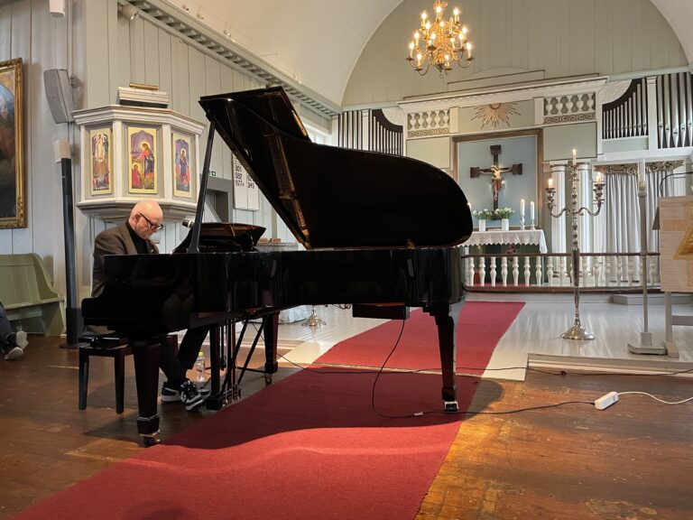 Pianisten Tor Einar Bekken er klar for to konserter i Kongsvinger. Senere i sommer medvirker han også i spelet Årringer på Austmarka.