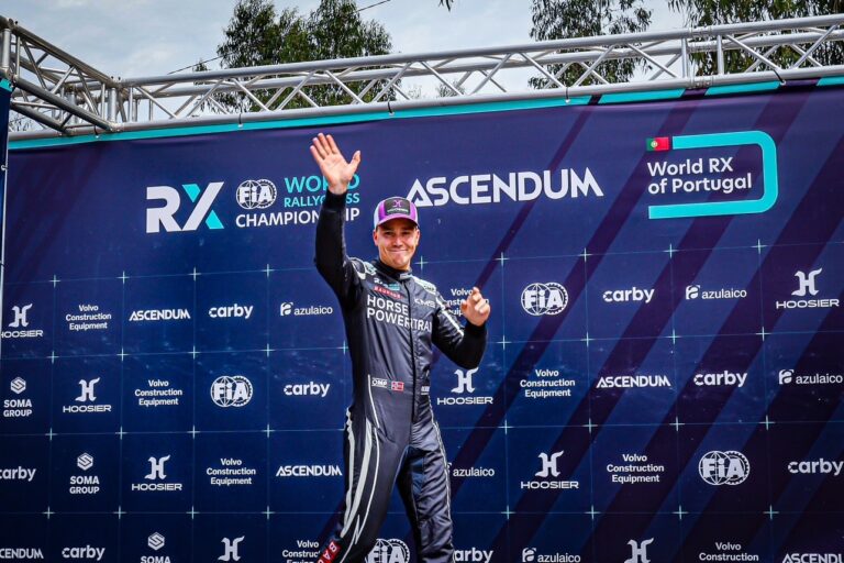 Ole Christian Veiby sikret seg 3.plass og en plass på seierspallen under Rallycross-VMs første runde i Portugal søndag.