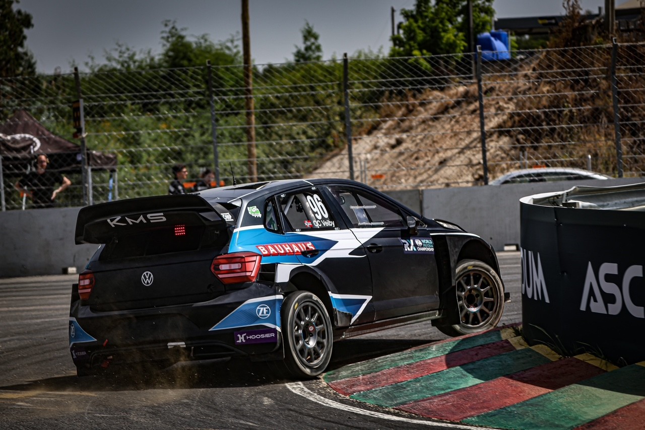 Ole Christian Veiby kjempet seg til en 3.plass i &aring;rets f&oslash;rste VM-runde i Rallycross.