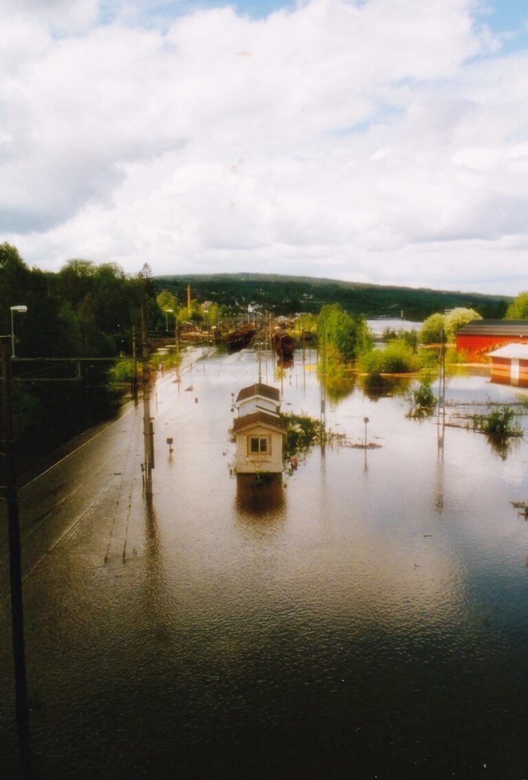 Jernbanesporene på Norsenga havnet under vann og togforbindelsene både til Oslo, Solør og Sverige ble brutt.