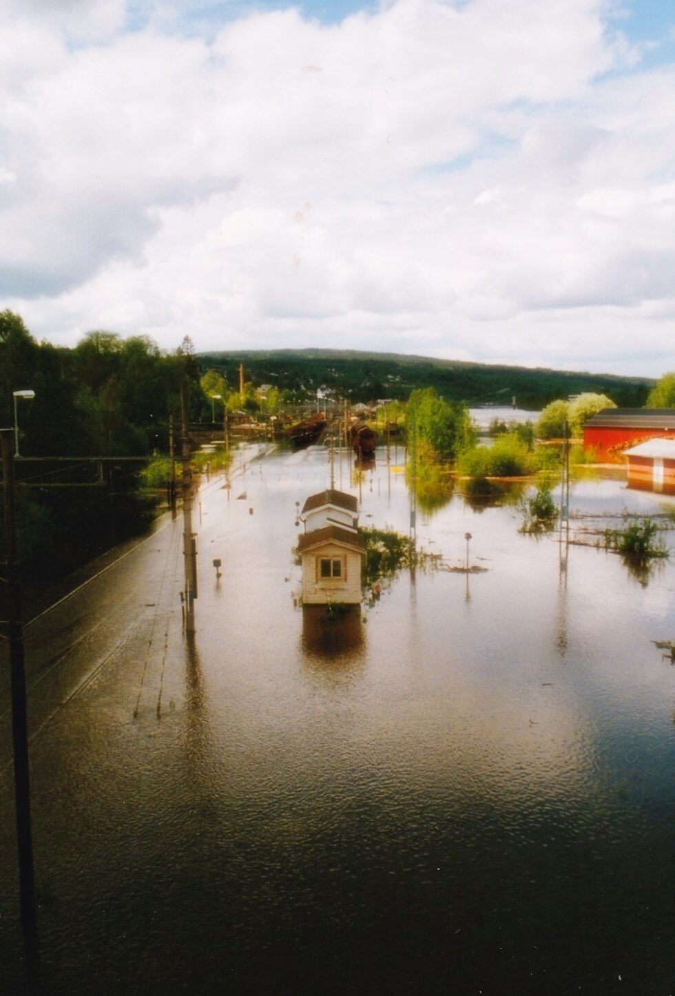 Jernbanesporene på Norsenga havnet under vann og togforbindelsene både til Oslo, Solør og Sverige ble brutt.