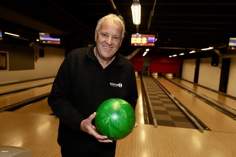 Bjørn Berntsen og samboeren håper å finne noen som kan overta driften av Bowling1 i Kongsvinger.