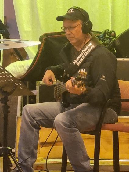 Jan Tore Kraft p&aring; bass.