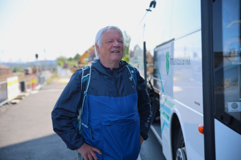 Kjell Rønning er fornøyd med den nye kollektivterminalen på stasjonssiden.