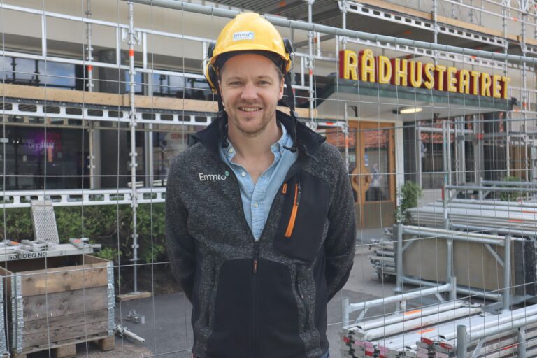 Emmto pusser opp fasaden på Rådhus-Teatret. Her med daglig leder, Erik Larsen.