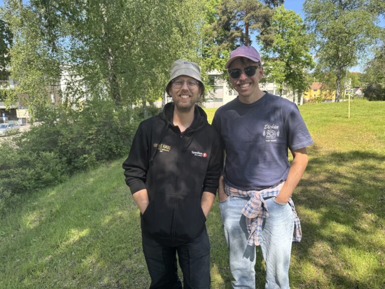 Martin Høgberget og Harald Engan tar oss med inn i en verden hvor det faktisk ligger et hotell i Byparken.