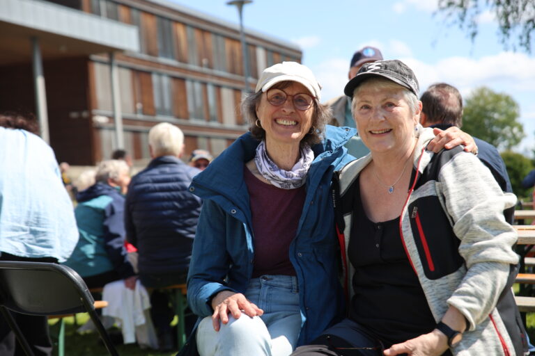 Anne Karin Høyland og Jeanne Bjarkøy storkoste seg på Livsglededagen i Mølleparken.