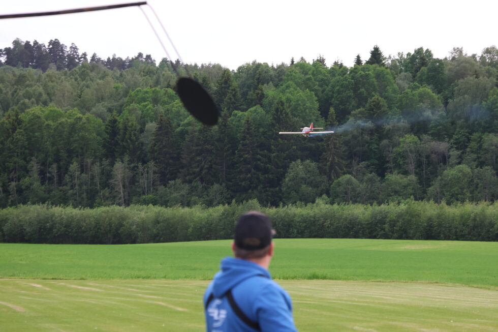 Kongsvinger Modellflyklubbs leder Kristian Mattsson fyrte opp det nesten 60 år gamle modellflyet og sendte det til værs i den sterke vinden.