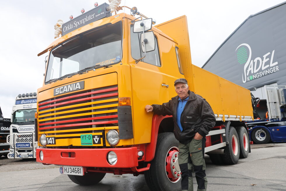 Rune Kolstad fra Våler I Solør besøker Lastebilens dag på Kongsvinger med sin 46 år gamle Scania 141.