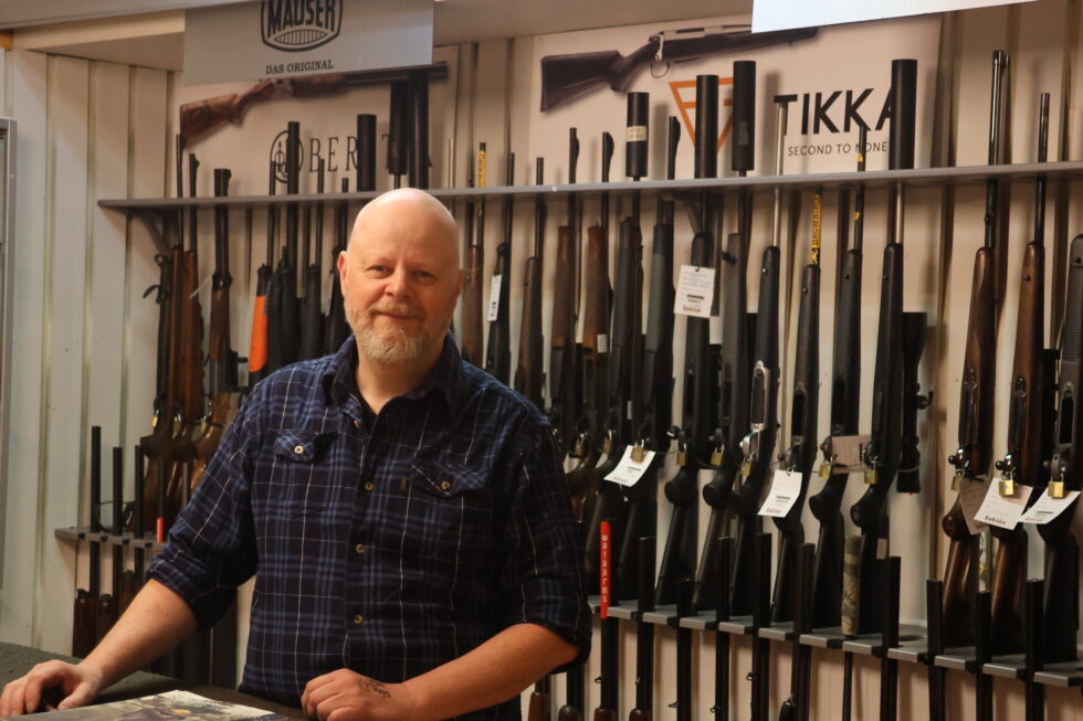 Robert Østby, daglig leder i Jaktia på Kongsvinger er våpenforhandler og ser frem imot automatisert våpensøknadsbehandling.