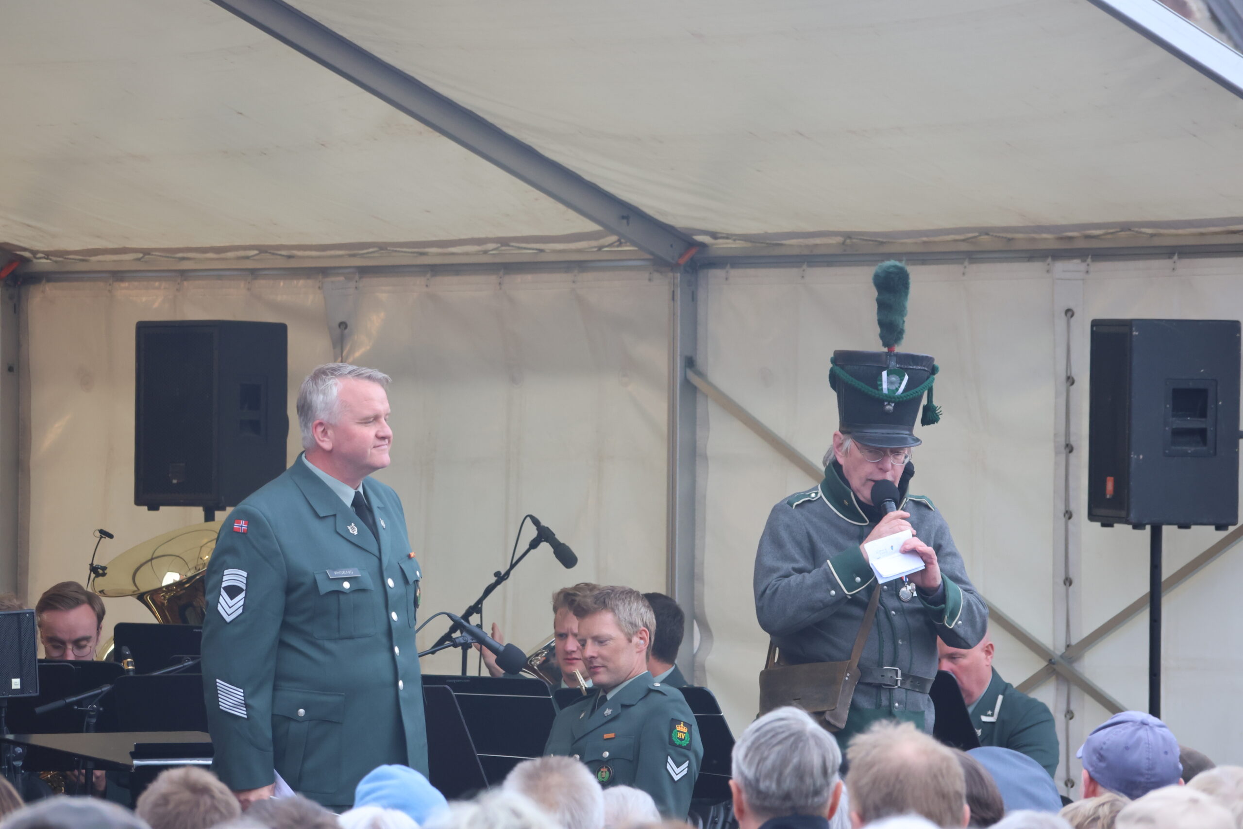 Heimevernets Musikkorps blir dirigert av Bjarte Kleppe Riseng, mens Øivind Roos for anledning ikledd tambur-uniform er konferansier.