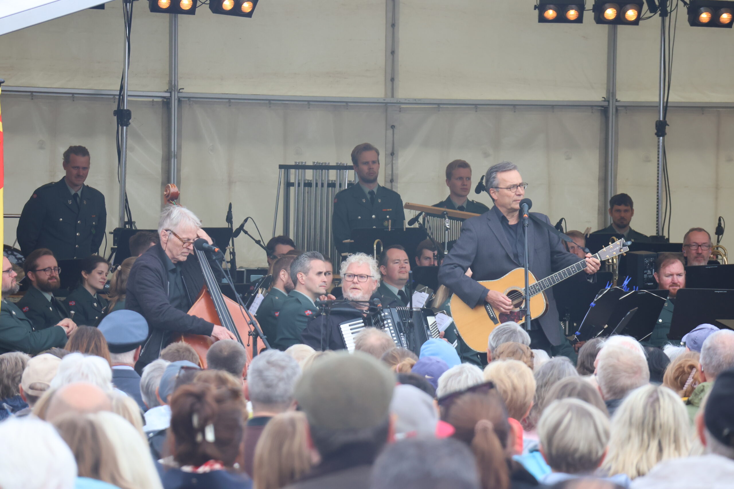 Trioen "Gutta på skauen" bestående av Per Vollestad, Svein Olav Blindheim og Fredrik Øie Jensen fremførte flere viser fra krigens dager på Kongsvinger festning.