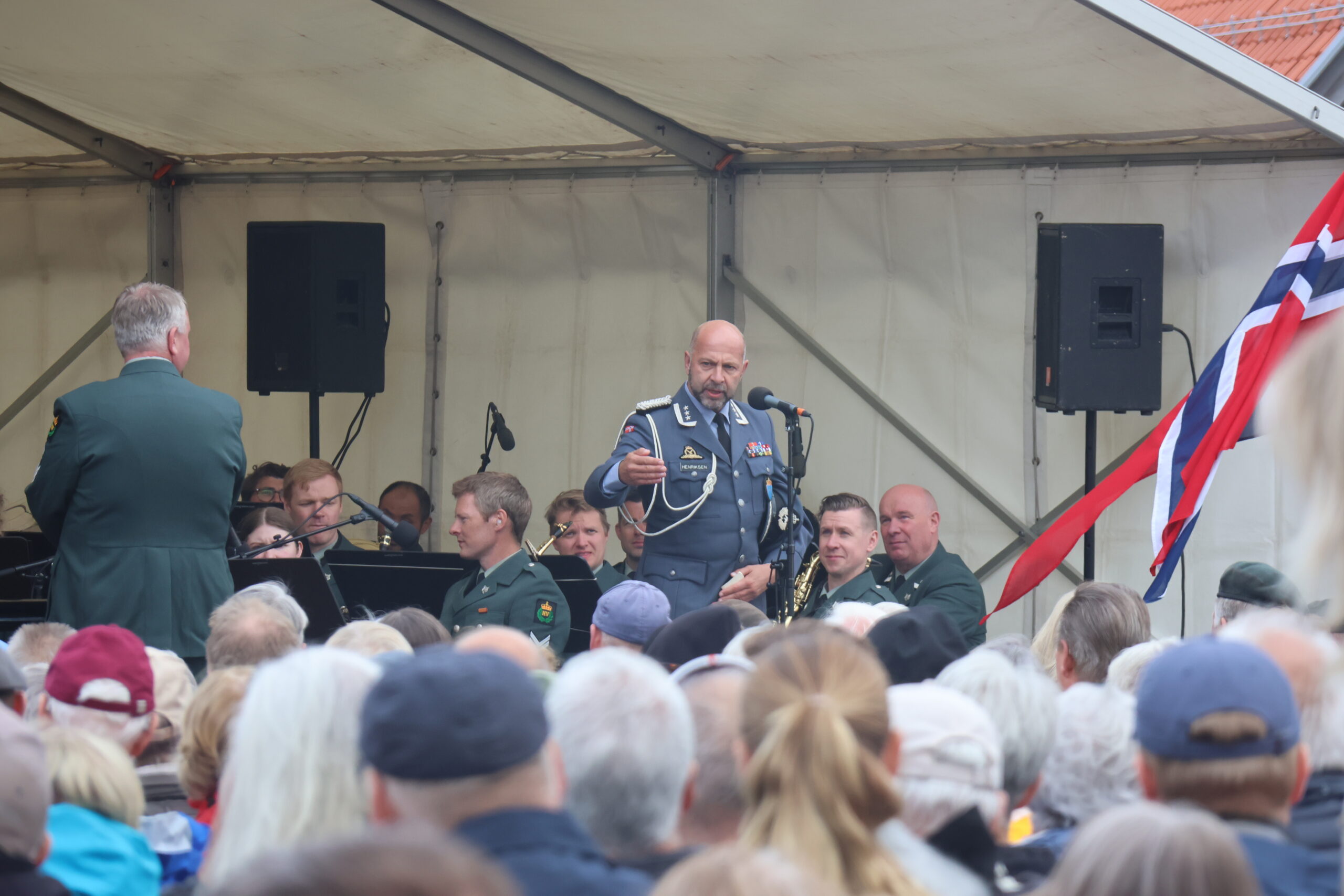 Forsvarets veteraninspektør oberst Morten Henriksen holdt aftenens appell og sa blant annet til veteranene at de skal være stolte av den jobben og innsatsen de har gjort.