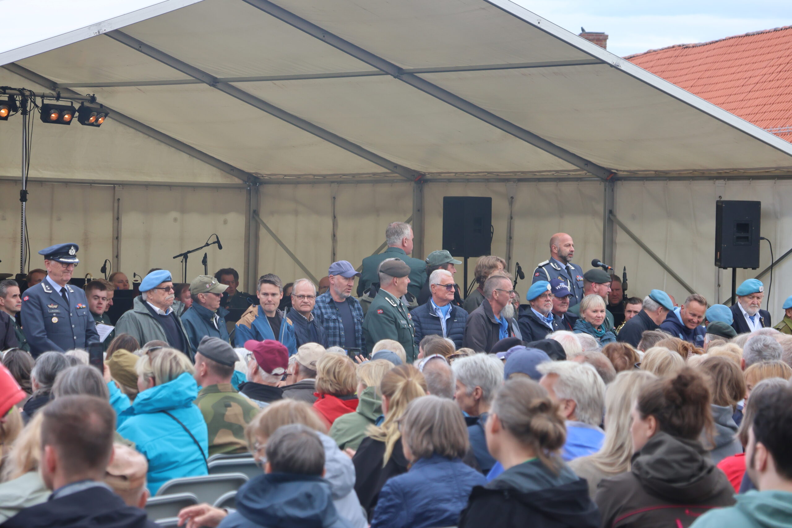 Forsvarets veteraner ble så kalt frem til scenen for å motta publikums hyllest.