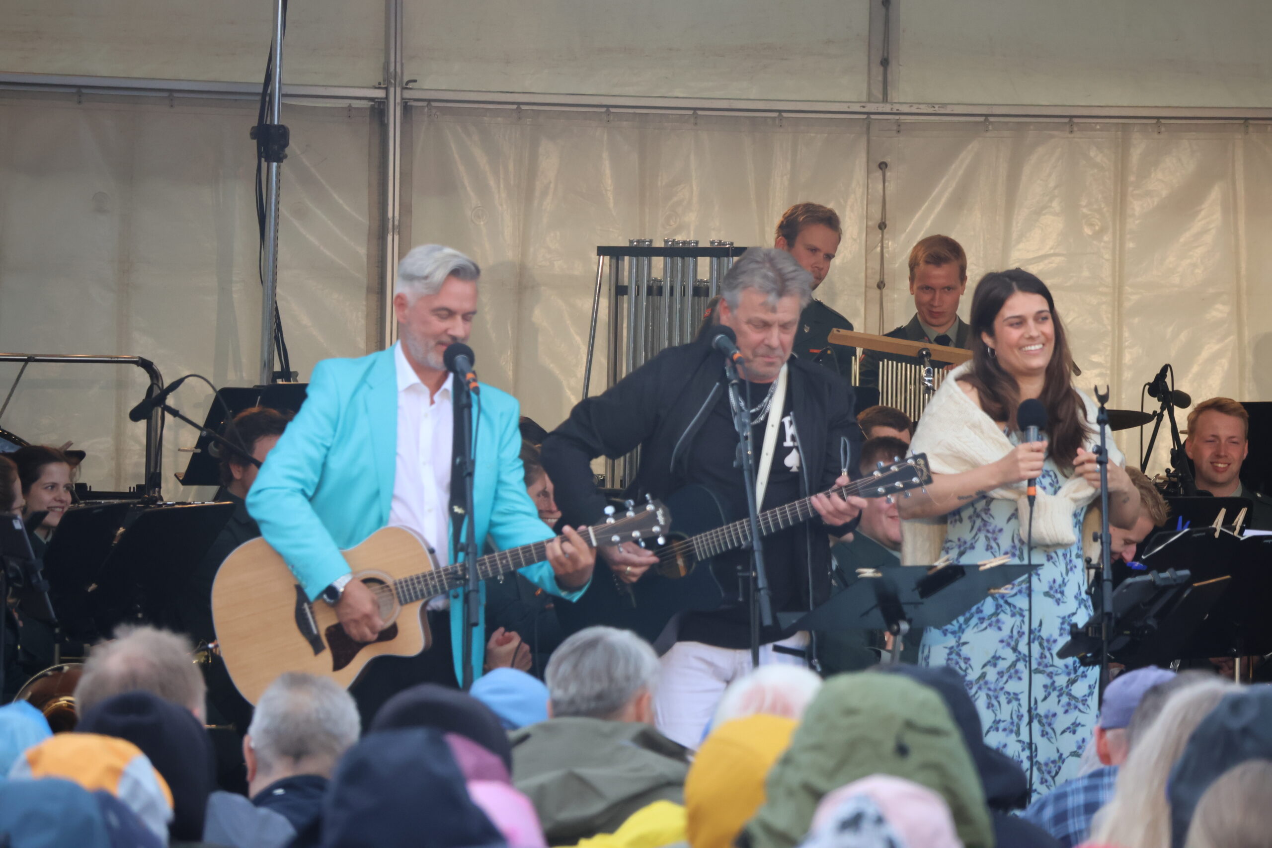Tommy Michaelsen, Kjetil Nordfjeld og Sigrid Fiskerud fremførte Jag trodde änglarna fanns.