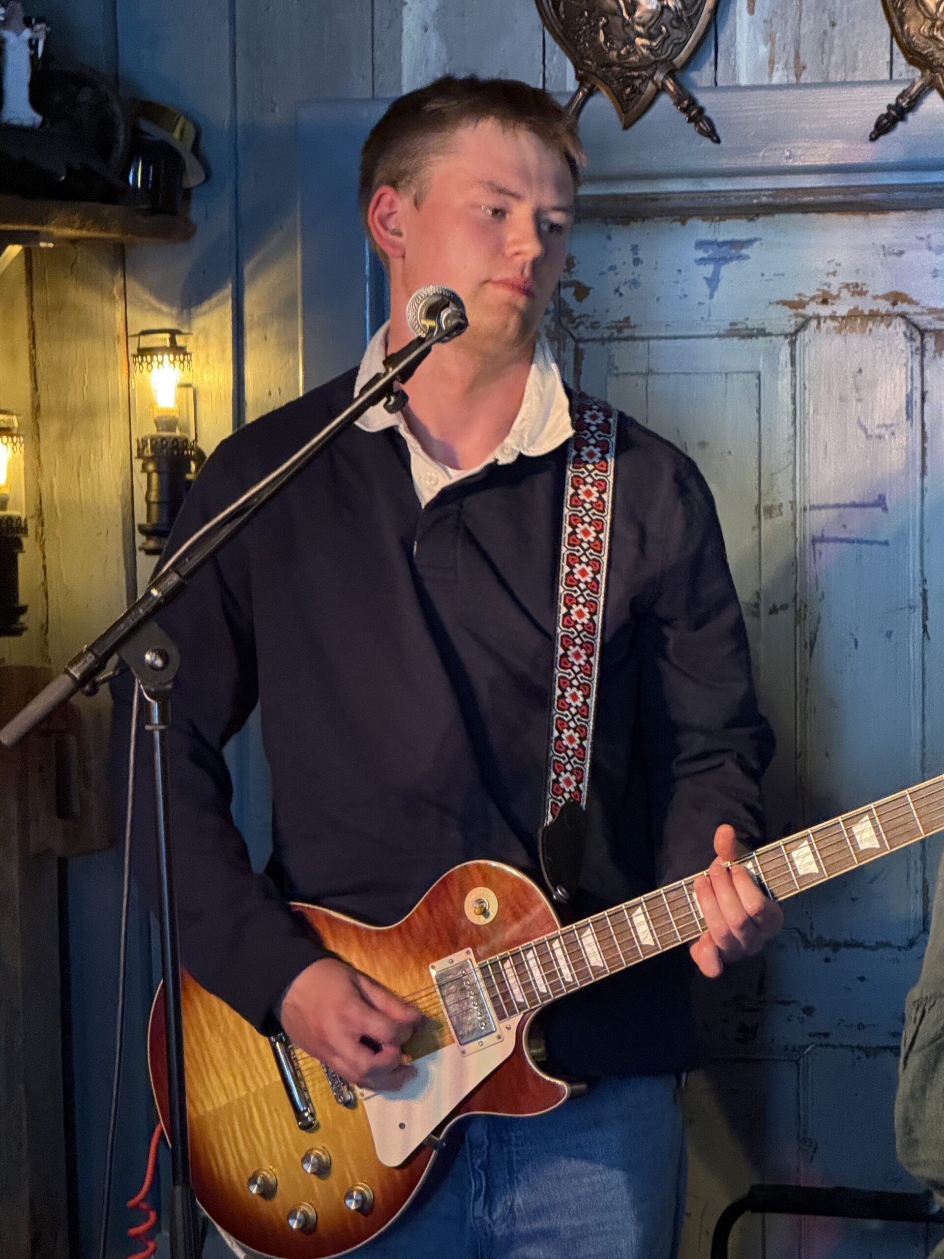 Gitarist Viktor Duelien har r&oslash;tter i Kongsvinger og storfamilien hans m&oslash;tte tallrik opp!