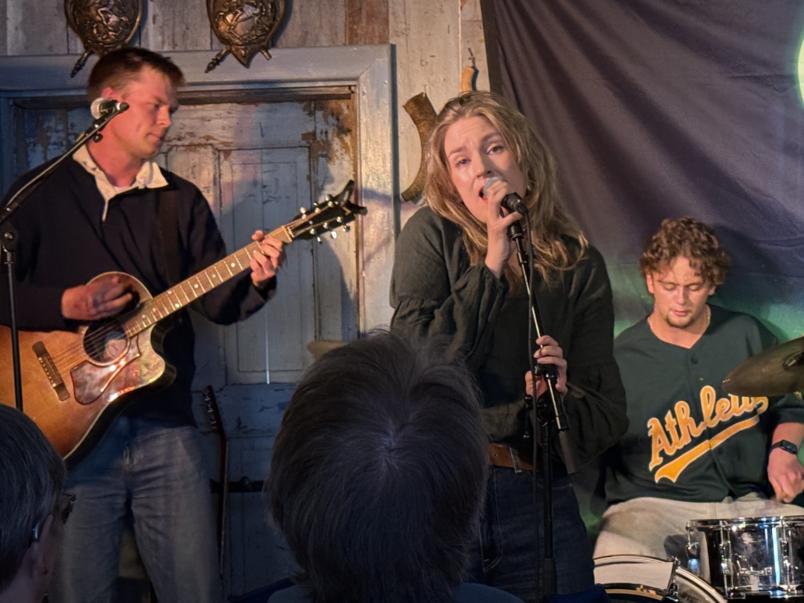 Etter litt lydproblemer i starten av konserten fikk vi virkelig h&oslash;re Louise Johannesson herlige stemme etter pausen.