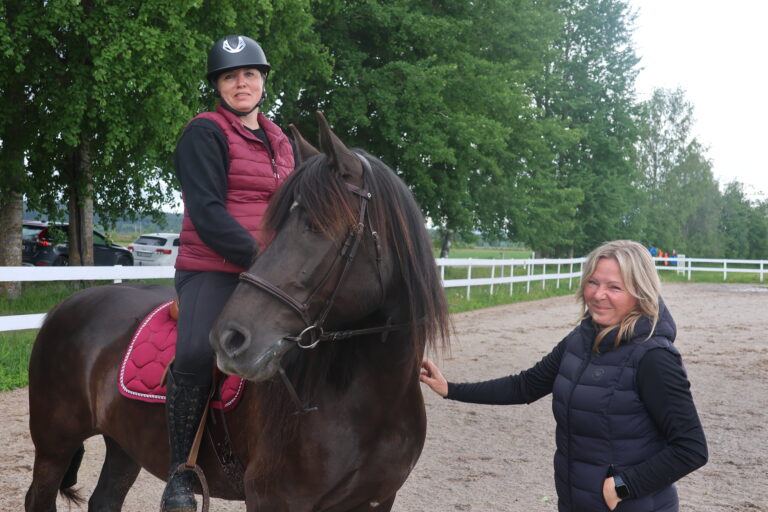 Lena Skauen på hesten Frøken Embla kom fra Fredrikstad for å delta i Dølahest-mesterskapet på Hov. Stevneleder Veronica Granerud var fornøyd med helgen.