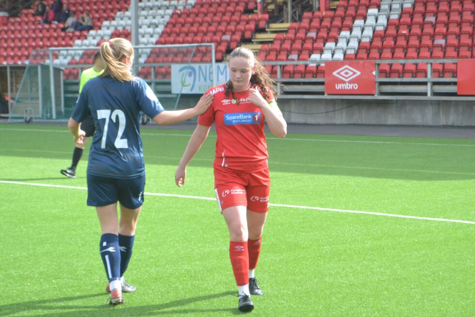 Kaptein Kristine Skrutvold Skjøret og de andre jentene på KIL Fotball Kvinner henger med hodet søndag, men gasser ifølge treneren på videre fra mandag morgen.