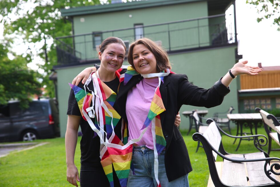 Ingrid Rotberget (t.v.) og Mari Østlid håper at det blir god stemning i Herdahlsparken til lørdag.