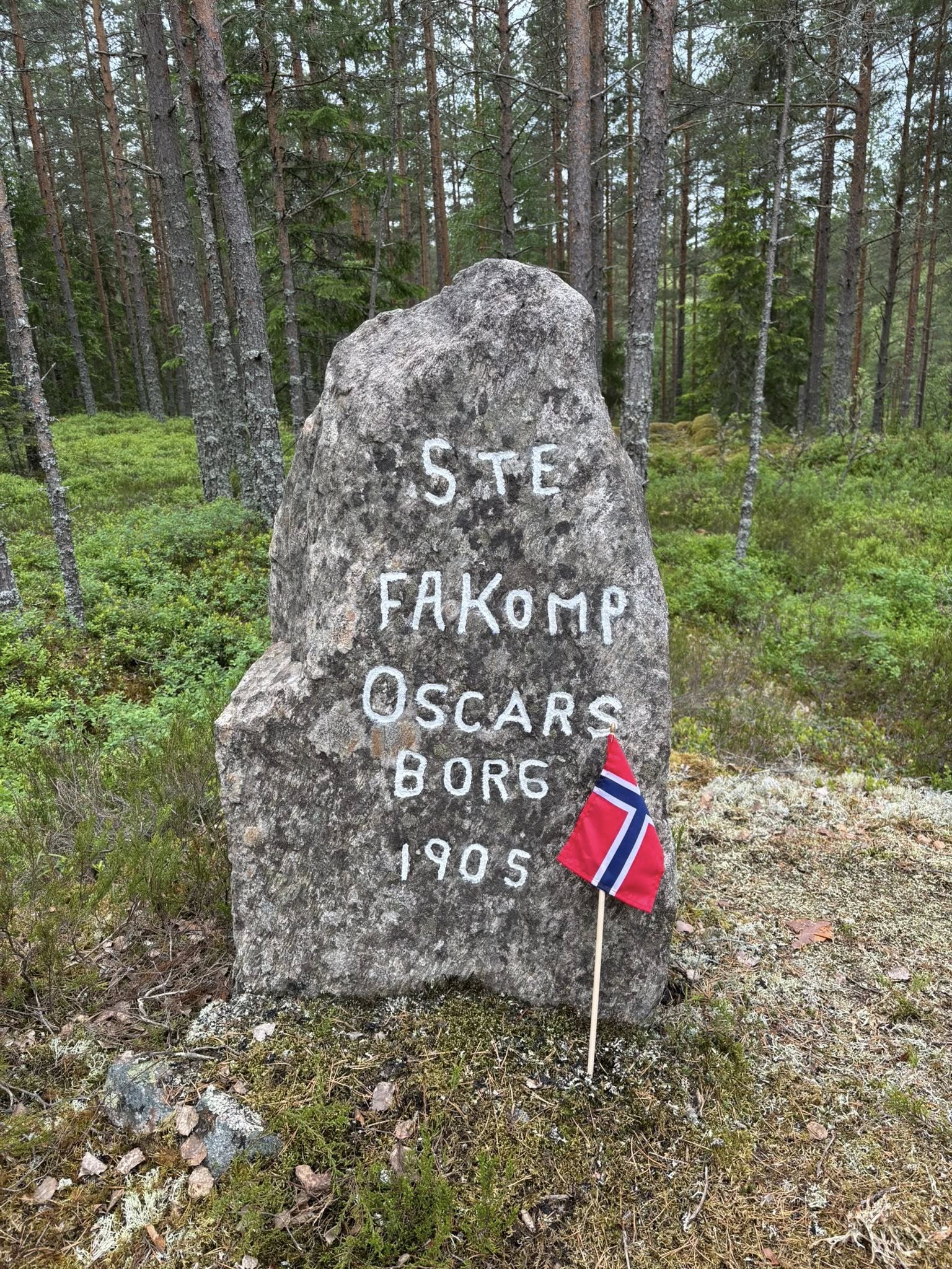 På Urmakerbergets høyeste punkt vil du finne bautaen med "5te FAKomp Oscarsborg 1905" meislet ut i steinen. Dette var kompaniet som var utplassert her i 1905.