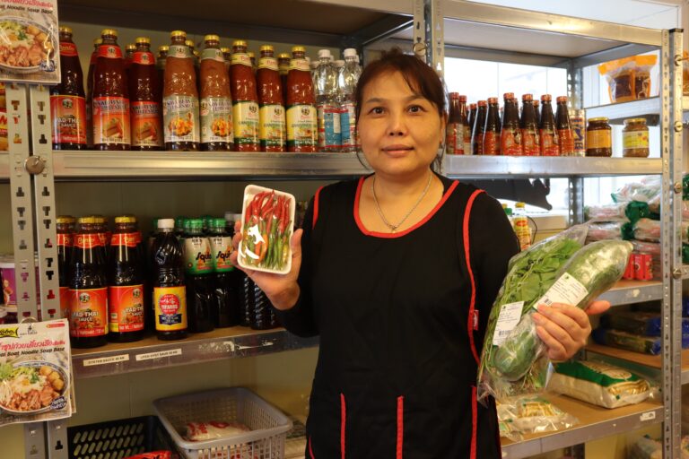 Orada Johnsen driver serveringsstedet med asiatiske takeaway-retter i de gamle lokalene til Tobakkshuset i den røde Apotekergården ut mot Glommengata. Der har de også et godt utvalg av asiatiske dagligvarer.