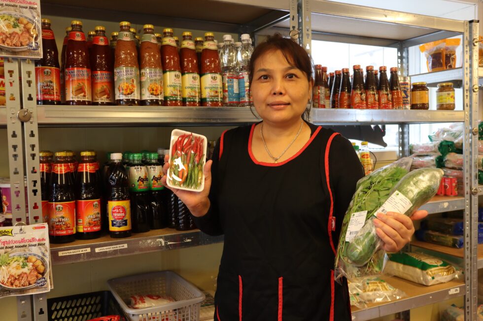 Orada Johnsen driver serveringsstedet med asiatiske takeaway-retter i de gamle lokalene til Tobakkshuset i den røde Apotekergården ut mot Glommengata. Der har de også et godt utvalg av asiatiske dagligvarer.