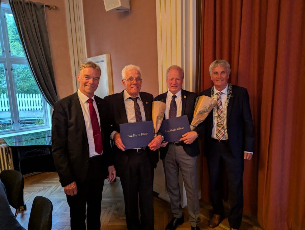 Her vanket det utmerkelser. Fra venstre: Avtroppende president i Kongsvinger Rotary klubb, Arild Sunde, Otto Kristiansen, Hans M. Moss og påtroppende president Terje Holt.