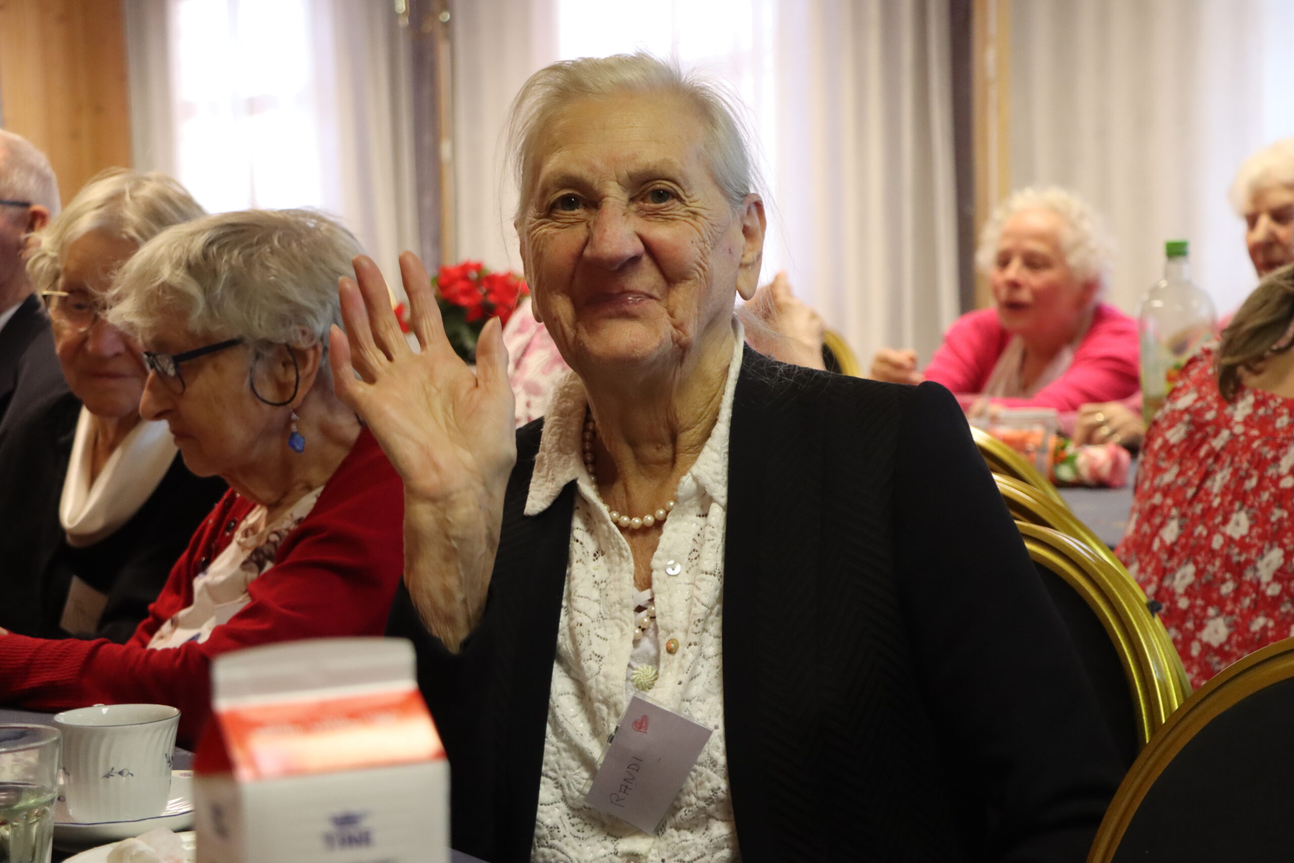 Randi Karterud hadde alltid et smil og en god kommentar p&aring; lur da Demenskoret hadde sommeravslutning.