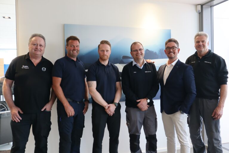 Bilia Kongsvinger feirer ti år 1. juli. Geir Melgaard (f.v.) , Stian Grønnerud, Kim André Fremming, Kåre Jan Nergaard, Tom Erik Amundsen og Bjørn Erik Aanerud er noen av de som står klare til å ta imot kundene i jubileumsdagene – og alle andre dager ellers.