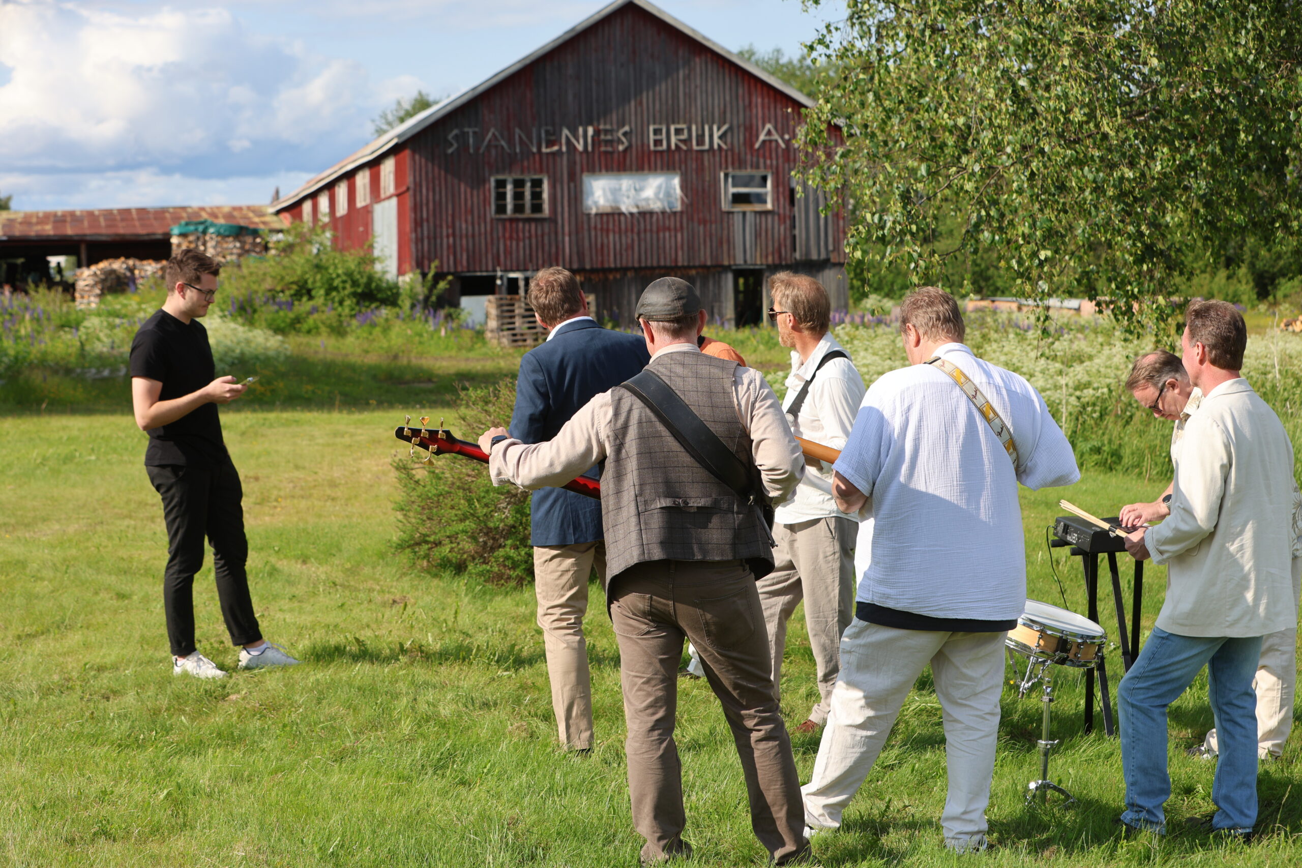 Det er ikke uvanlig at band spiller inn musikkvideoer ved gamle industribygg. I Eidskog velger man s&aring; klart gamle sagbruk.
