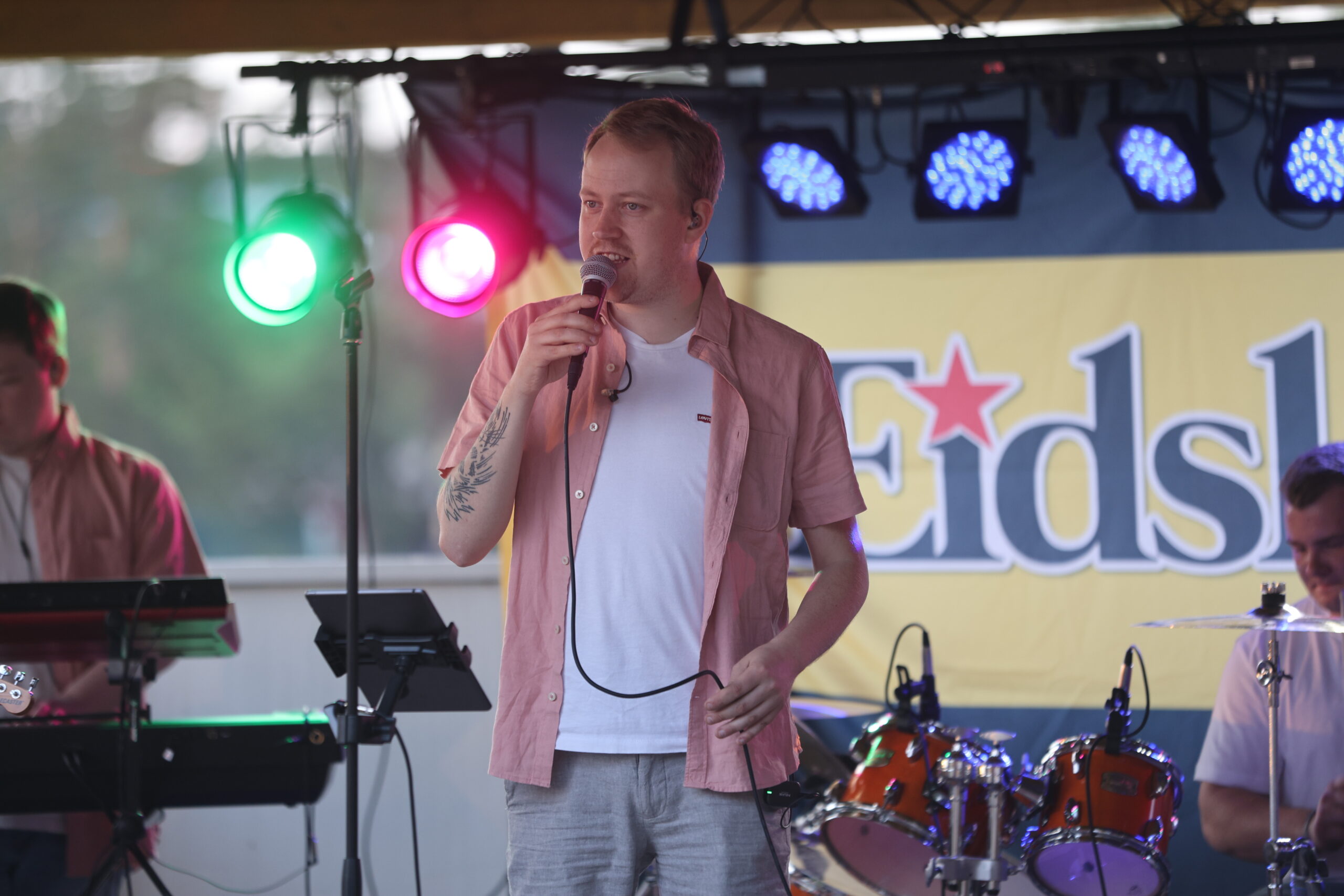 Eidskogarna startet og holdt det g&aring;ende ute med musikk i pub'n.