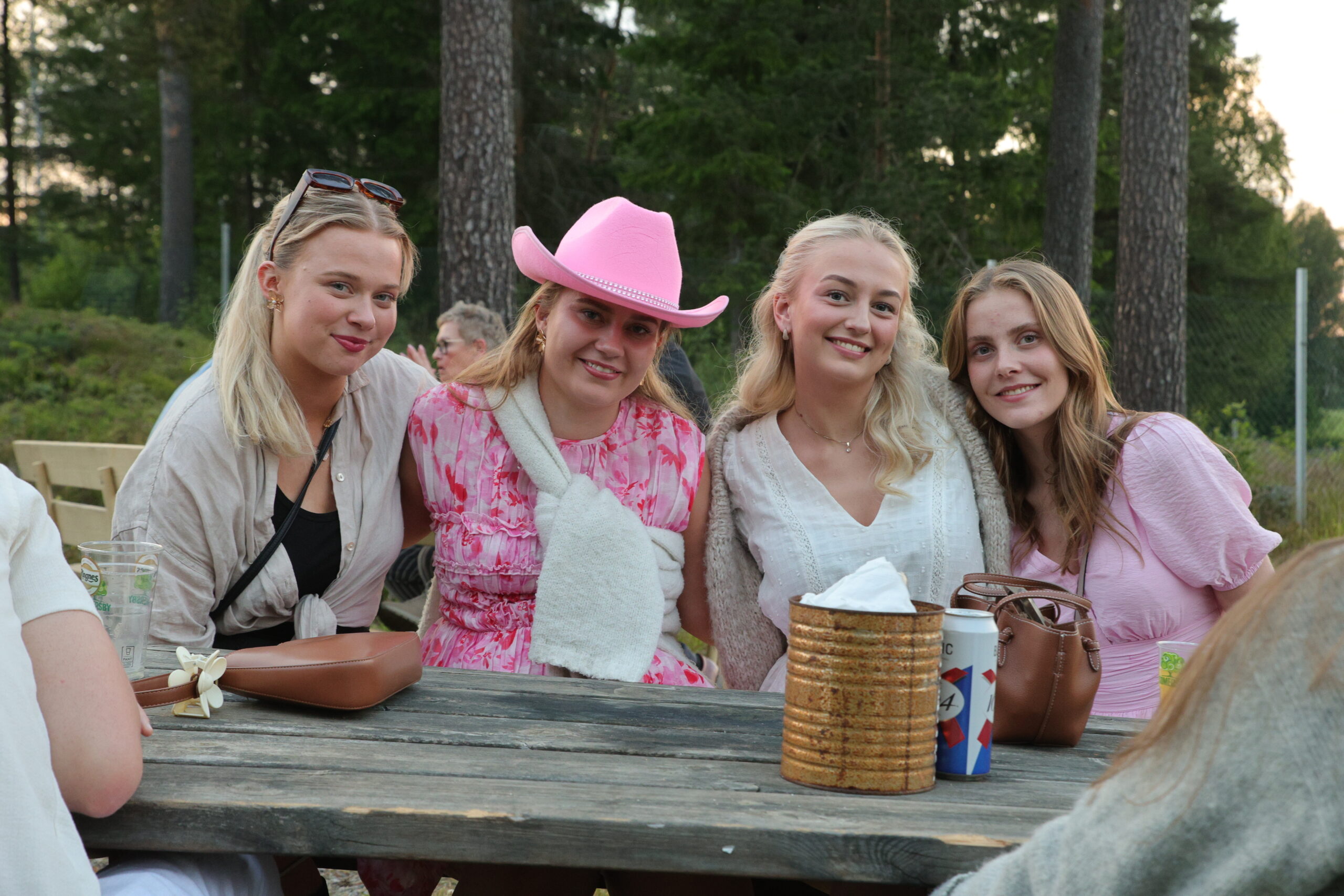 Anniken Eier Langbrumoen, Martine J. Taugb&oslash;l, Tuva Johnsen Taugb&oslash;l og Kristine Larsen Ruud.
