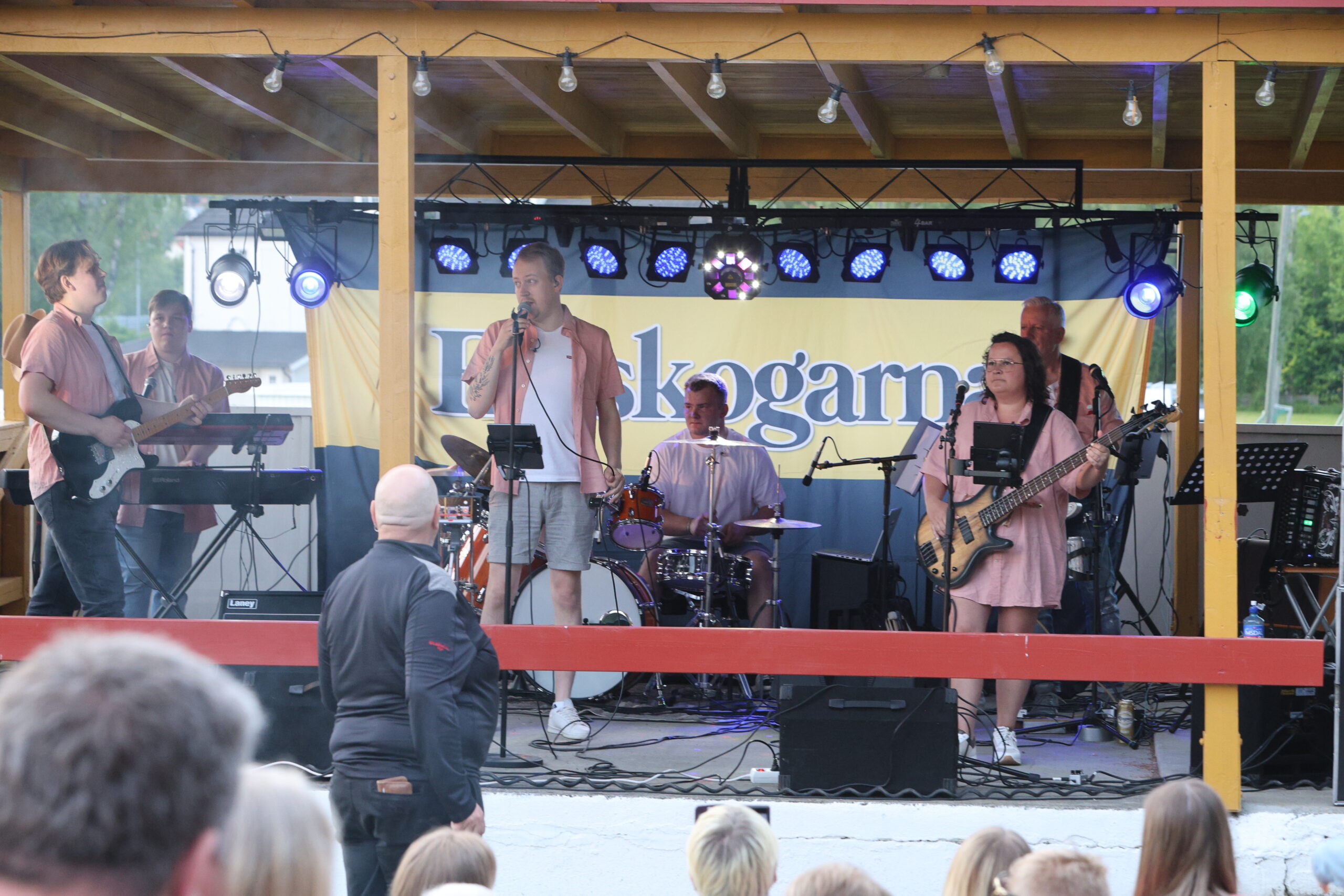 Eidskogarna startet og holdt det g&aring;ende ute med musikk i pub'n.